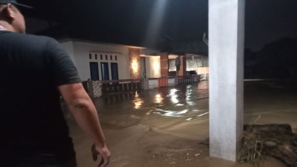 Banjir melanda daerah Panapa, Nagari Durian Tinggi, Kecamatan Lubuk Sikaping, Kabupaten Pasaman, Sumatera Barat. Hingga Minggu (3/12) dini hari air masih menggenangi rumah warga. Diperkirakan ratusan rumah terendam banjir akibat meluapnya Sungai Batang Panapa sejak Sabtu (2/12) sekitar pukul 21.30 WIB. ANTARA/Altas Maulana.
