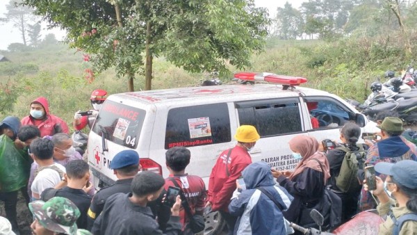 Tim gabungan memasukkan korban erupsi Gunung Marapi untuk dibawa ke Rumah Sakit Achmad Mochtar (RSAM) Bukittinggi, Selasa, (5/12/2023). ANTARA/Muhammad Zulfikar.