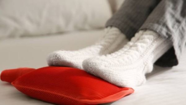 Dalam studi ini, lebih dari 8700 orang dewasa berusia 30 hingga 70 tahun dianalisis. Mereka ditanya tentang seberapa dingin kaki mereka terasa dan seberapa berat kaki mereka rasakan. Hasilnya mengejutkan, sahabat. Orang yang sangat sensitif terhadap dingin punya kemungkinan 89% lebih tinggi mengalami varises dibanding mereka yang tidak sensitif terhadap dingin.