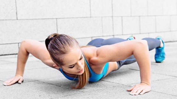 Push-up mungkin terlihat sederhana, tapi manfaatnya luar biasa—bukan cuma untuk kekuatan, tapi juga untuk jantung, tulang, dan kualitas hidup secara keseluruhan.