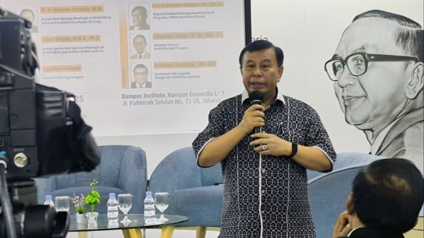 Presiden Komisaris NT Corp Dr. Ir. Nurdin Tampubolon, M.M., saat membuka sekaligus memberikan sambutan dalam gelaran Peluncuran & Bedah Buku "Perspektif Manajemen Strategis: Kewirausahaan & Inovasi Menjawab Tantangan di Era Kecerdasan Buatan” karya Dr. Ir. Manerep Pasaribu, MM. dan Albert Widjaja, MBA, Ph.D., di Gedung Kompas Intitute, Palmerah Selatan, Jakarta. (Foto: Dok/Istimewa/NTV)