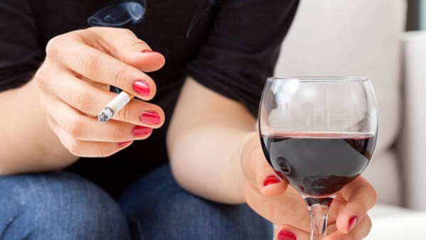 Para peneliti melihat bahwa mereka yang merokok, sering minum alkohol dalam jumlah besar, dan jarang berolahraga menunjukkan penurunan signifikan dalam kesehatan fisik dan mental bahkan sebelum usia kepala empat.