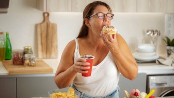 Dalam sebuah studi terbaru yang menganalisis hampir 30 penelitian dari lebih dari 500.000 orang di berbagai belahan dunia, ditemukan bahwa risiko diabetes tipe 2 jauh lebih tinggi kalau kamu mengonsumsi gula dari minuman manis dibanding dari makanan manis.