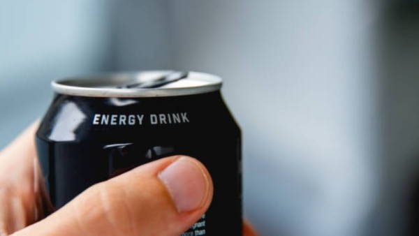 Apa sih isi sebenarnya dari minuman energi? Biasanya mereka mencampurkan kafein (biar mata melek), taurin (buat fungsi otot dan jantung), guarana dan ginseng (buat tambah fokus), serta gula yang bikin rasanya enak. Walau sekarang udah banyak versi sugar-free, tetap aja isinya bukan air mineral.