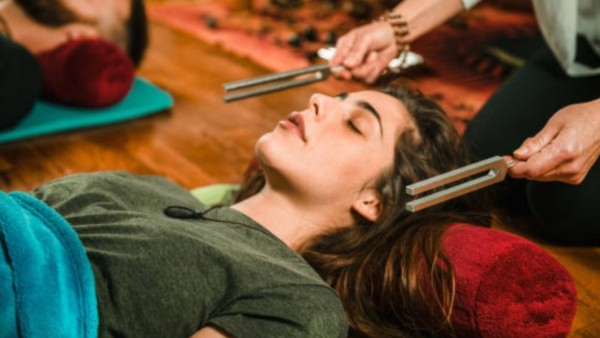 Para peneliti baru aja menyimpulkan bahwa terapi musik punya efek luar biasa untuk membantu pasien stroke pulih, baik secara fisik maupun mental.