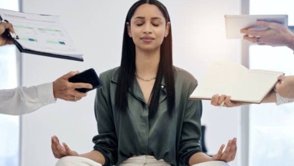 Penelitian terbaru bahkan menunjukkan bahwa penggunaan aplikasi meditasi dapat membantu menurunkan tekanan darah, mengurangi pikiran negatif berulang, hingga memengaruhi ekspresi gen yang berhubungan dengan peradangan.