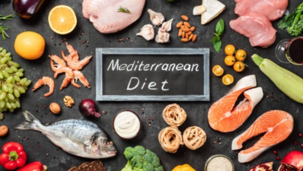 Hasil penelitian menemukan bahwa orang yang mengikuti pola makan Mediterania memiliki risiko lebih rendah mengalami penurunan fungsi kognitif dan demensia.