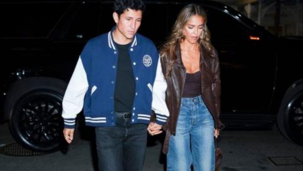 Dalam momen tersebut, Alba terlihat memadukan bustier hitam tanpa tali dengan jaket bomber kulit cokelat oversized yang sebelumnya sudah ia kenakan sehari sebelumnya.