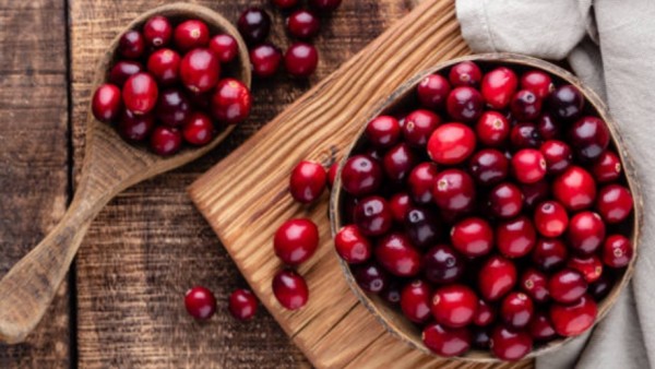 Buah cranberry pun tidak kalah hebat. Kandungan polifenol, vitamin C, serta ursolic acid di kulitnya memiliki sifat antioksidan sekaligus antikanker. Warna merah terang cranberry berasal dari anthocyanin, pigmen alami yang juga berperan besar dalam menekan peradangan.