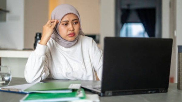 Fenomena ini dikenal sebagai impostor syndrome, yang menurut para ahli kerap dialami perempuan maupun kelompok minoritas, meski sebenarnya mereka memiliki rekam jejak sukses.