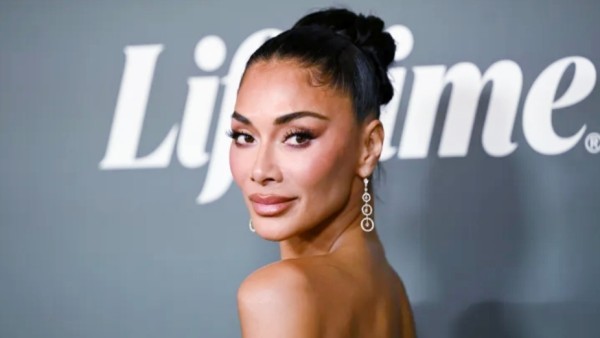 Nicole Scherzinger tampil mempesona dalam gaun plum asimetris di acara Variety Power of Women 2025, Beverly Hills.