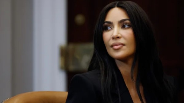 Kim Kardashian saat menghadiri acara publik, setelah mengungkap diagnosis aneurisma otak yang mengejutkan publik dunia.