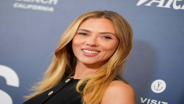 Scarlett Johansson tampil menawan dalam gaun perak bersequin saat sesi pemotretan kampanye liburan The Outset.