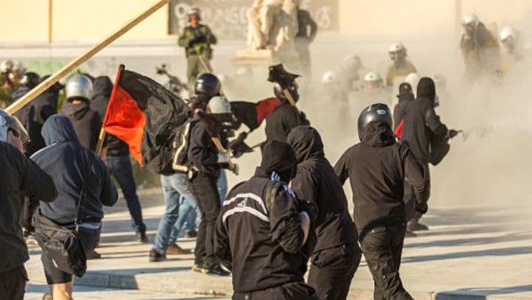 Ilustrasi demonstrasi anarkis.