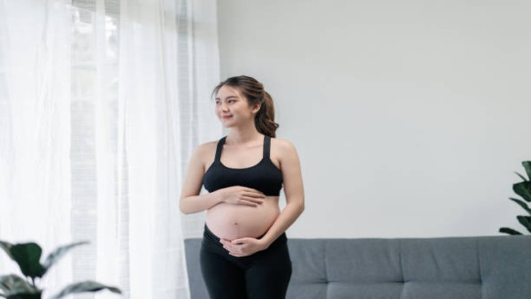 Ilustrasi ibu hamil menjaga kesehatan dan berat badan selama masa kehamilan.