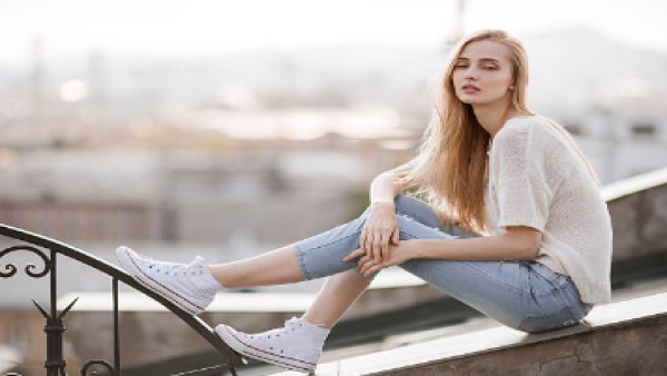 Pilihan sepatu stylish untuk dipadukan dengan celana jeans lurus: sneakers sporty, pumps statement, ballet flats, hingga boots Chelsea yang sempurna.