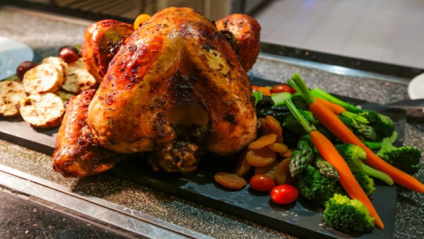 Seporsi daging kalkun panggang dengan sayuran segar yang kaya protein dan vitamin.