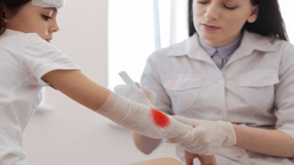 Ilustrasi proses penyembuhan luka pada penderita diabetes yang dipengaruhi molekul baru RAGE406R.