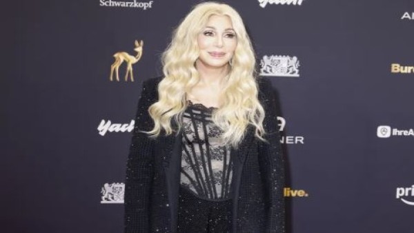 Cher tampil dalam setelan berhiaskan kristal dengan corset lace hitam transparan di Bambi Awards 2025, Munich.