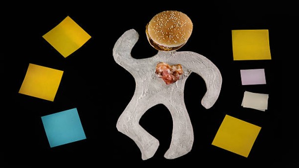 Ilustrasi dampak jangka panjang gangguan makan pada organ tubuh dan kesehatan mental.