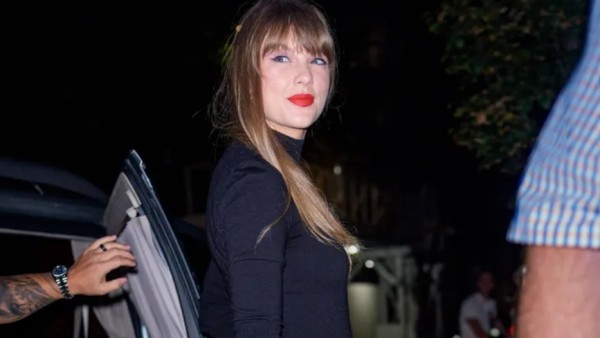 Taylor Swift tampil anggun dengan busana cokelat dari kepala hingga kaki di New York City.