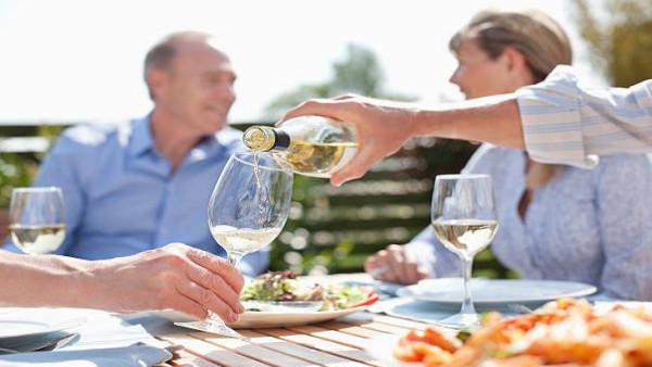 Ilustrasi seseorang menuang minuman beralkohol.