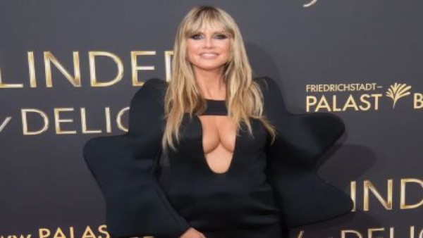 Heidi Klum berpose untuk editorial Tush Magazine dengan bra berbentuk sayap dan peep-toe boots yang kembali jadi tren.