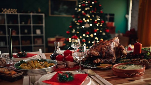 Ilustrasi suasana liburan Natal dengan minuman dan makanan, yang perlu diwaspadai karena dapat memicu gangguan kesehatan jantung.