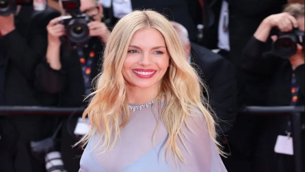 Sienna Miller tampil memukau dengan gaun putih transparan sambil memamerkan baby bump di Fashion Awards 2025.