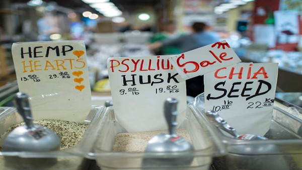 Ilustrasi psyllium husk, serat alami yang dikenal membantu pencernaan, berat badan, dan kini dikaitkan dengan kesehatan otak.