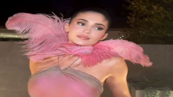 Kylie Jenner tampil memukau dengan gaun backless berbulu pink di pesta liburan Kylie Cosmetics, 17 Desember 2025.