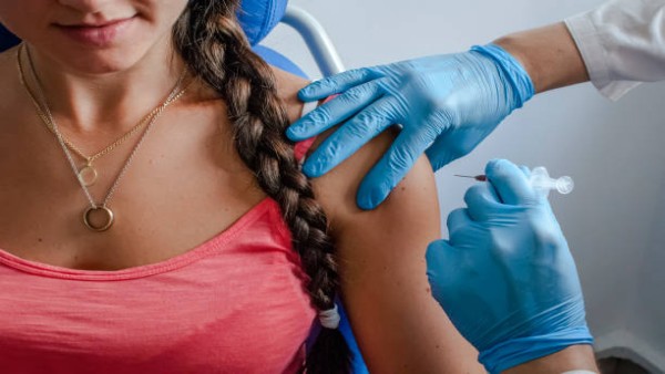 Ilustrasi vaksinasi remaja untuk pencegahan kanker serviks akibat HPV.