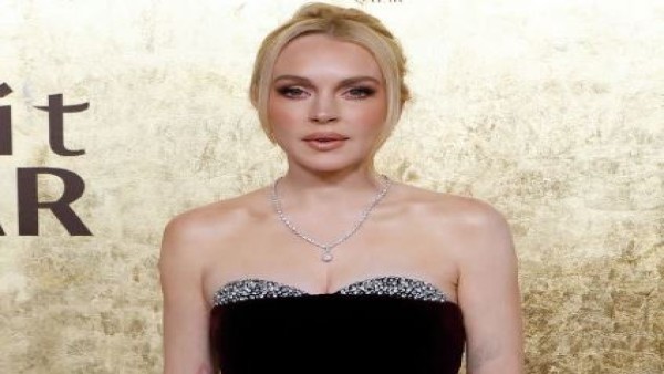 Lindsay Lohan tampil dengan gaun slip sutra off-white berhiaskan renda putih saat berada di New York dan Miami Art Week.