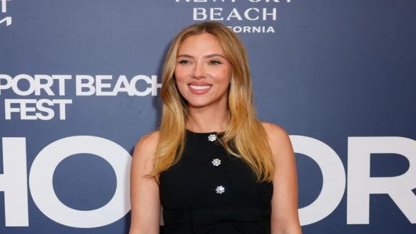 Scarlett Johansson tampil memukau mengenakan gaun hitam velvet dengan detail tulle saat menghadiri acara peluncuran produk skincare The Outset.