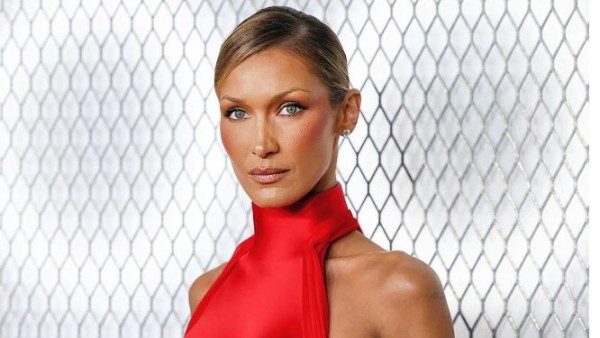 Bella Hadid menghadiri premier serial The Beauty di Museum of Modern Art, New York, dengan gaun merah Schiaparelli yang mencuri perhatian.