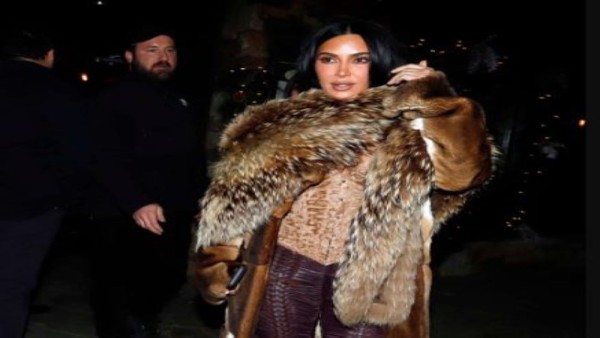 Kim Kardashian tampil dengan mantel bulu oversized dan korset bermotif cheetah saat berada di Aspen, Colorado, awal Januari 2026.