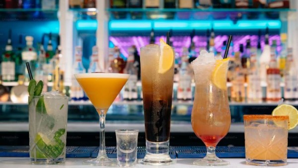 Ilustrasi aneka cocktail seperti vodka on the rocks, vodka soda, dan Bloody Mary yang direkomendasikan ahli gizi sebagai pilihan lebih rendah gula.