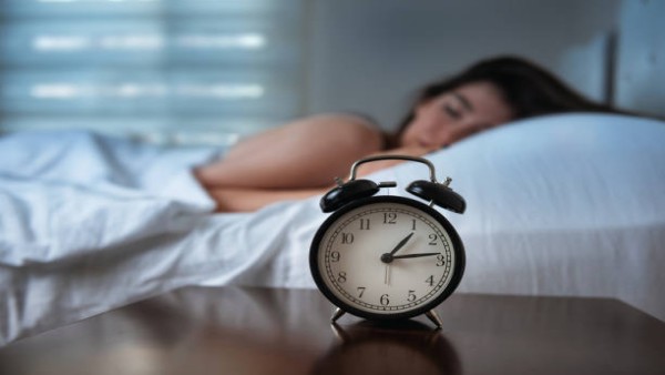 Ilustrasi seseorang tidur nyenyak di malam hari sebagai bagian dari gaya hidup sehat untuk menjaga kesehatan jantung.