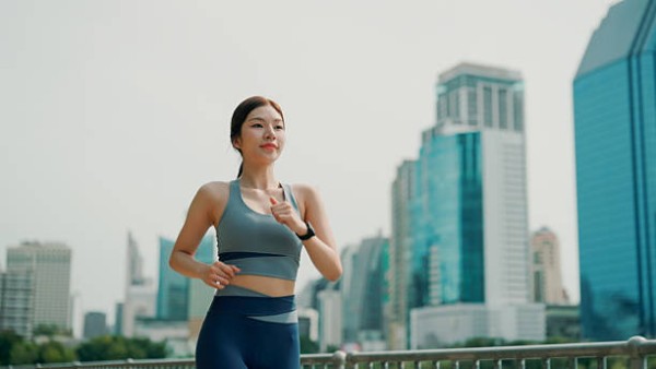 Ilustrasi seseorang menjalani gaya hidup sehat untuk menjaga fungsi otak tetap optimal.