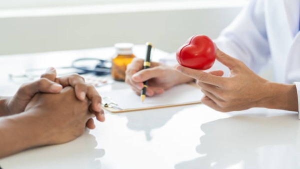 Ilustrasi dokter sedang berkonsultasi dengan pasien terkait kondisi kesehatan jantung dan metabolik.