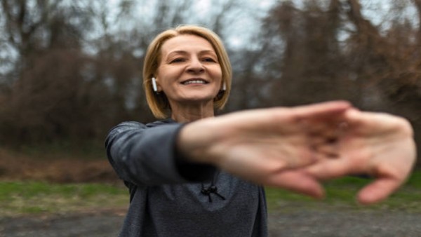 Ilustrasi seseorang berusia di atas 50 tahun melakukan olahraga ringan untuk menjaga kebugaran dan mencegah cedera.