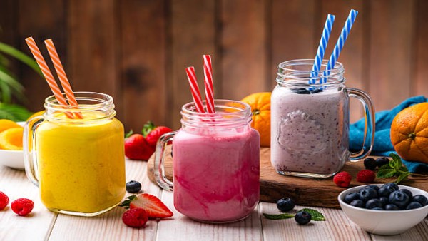Segelas jus cranberry segar dengan buah cranberry utuh di sampingnya sebagai minuman sehat kaya antioksidan untuk kesehatan jantung, imun, dan tubuh.