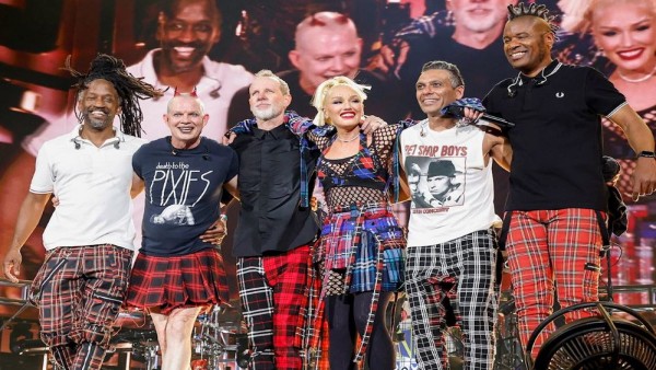 Tom Dumont tampil bersama No Doubt dalam sebuah konser, tetap aktif bermusik meski didiagnosis Parkinson.