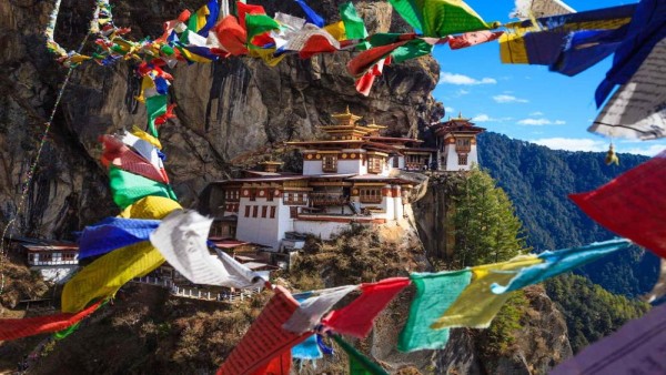 Biara Tiger’s Nest di Bhutan dengan latar pegunungan Himalaya yang memukau.