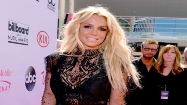 Britney Spears tampil di berbagai momen kariernya, dari panggung hingga kehidupan pribadi yang penuh sorotan publik.