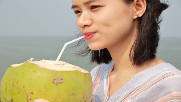 Ilustrasi minuman alami kaya elektrolit seperti air kelapa, jus buah, dan smoothie yang dapat membantu tubuh tetap terhidrasi setelah olahraga.