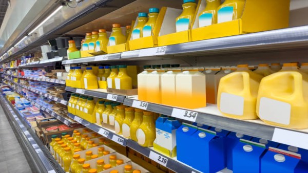 Produk krimer kopi dan makanan kemasan di rak supermarket Amerika Serikat yang mengandung bahan tambahan pangan kontroversial.