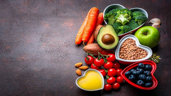 Ilustrasi makanan tinggi serat seperti alpukat, lentil, buah beri, kacang-kacangan, dan biji-bijian yang baik untuk kesehatan tubuh dan umur panjang.