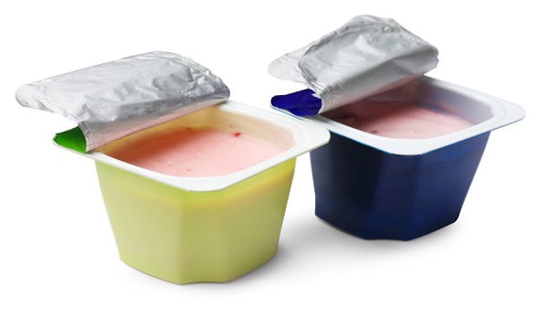 Ilustrasi makanan ultra-proses seperti yogurt rasa, sereal manis, dan makanan kemasan yang dapat meningkatkan risiko penyakit jantung.
