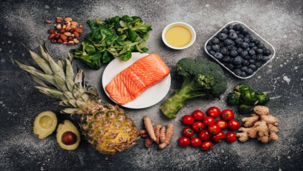 Ilustrasi aneka makanan sehat seperti buah beri, salmon, brokoli, alpukat, hingga kunyit yang kaya kandungan antiinflamasi alami.